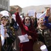 Mujeres afganas protestan en Kabul para exigir derechos