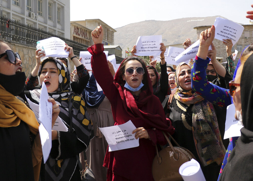 Mujeres afganas protestan en Kabul para exigir derechos