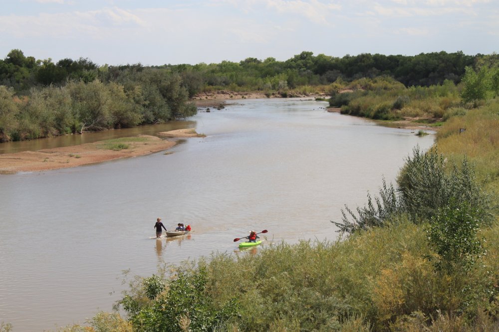 Encuentran a bebé de tes meses y a su hermana de dos años abandonados en el Río Grande