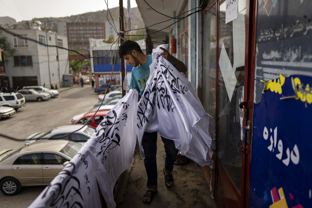 Tienda de Kabul cambia su mercancía tras auge del Talibán