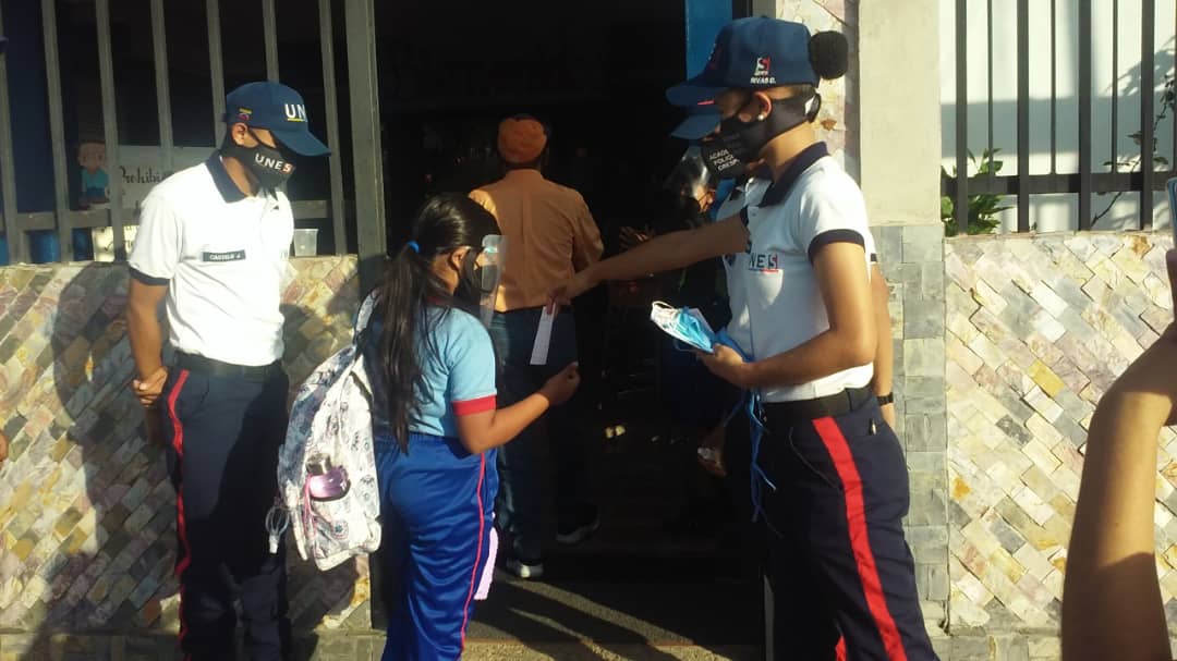 Estudiantes de la UNES promueven medidas de bioseguridad en escuelas