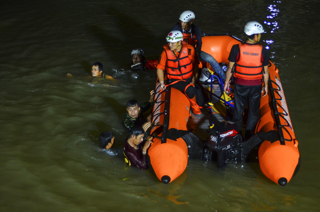 En Indonesia 11 estudiantes murieron ahogados mientras limpiaban un río