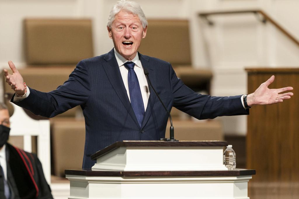 Hospitalizan a expresidente de EE.UU. Bill Clinton