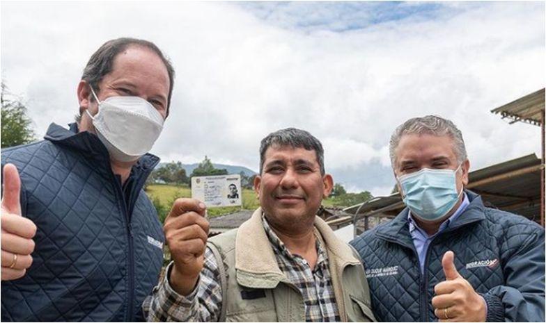 Duque entregó primer Permiso de Protección Temporal a venezolano