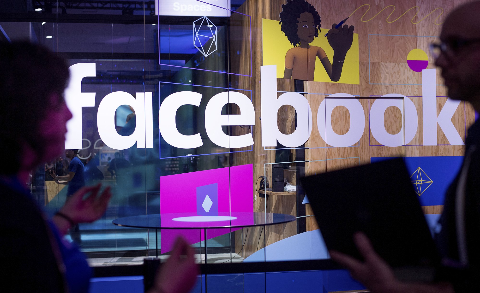 Acciones de Facebook caen un 5 % tras falla mundial