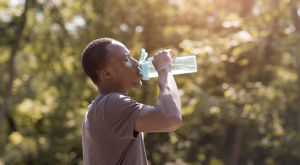 Tomar agua: Un hábito clave para alcanzar la longevidad