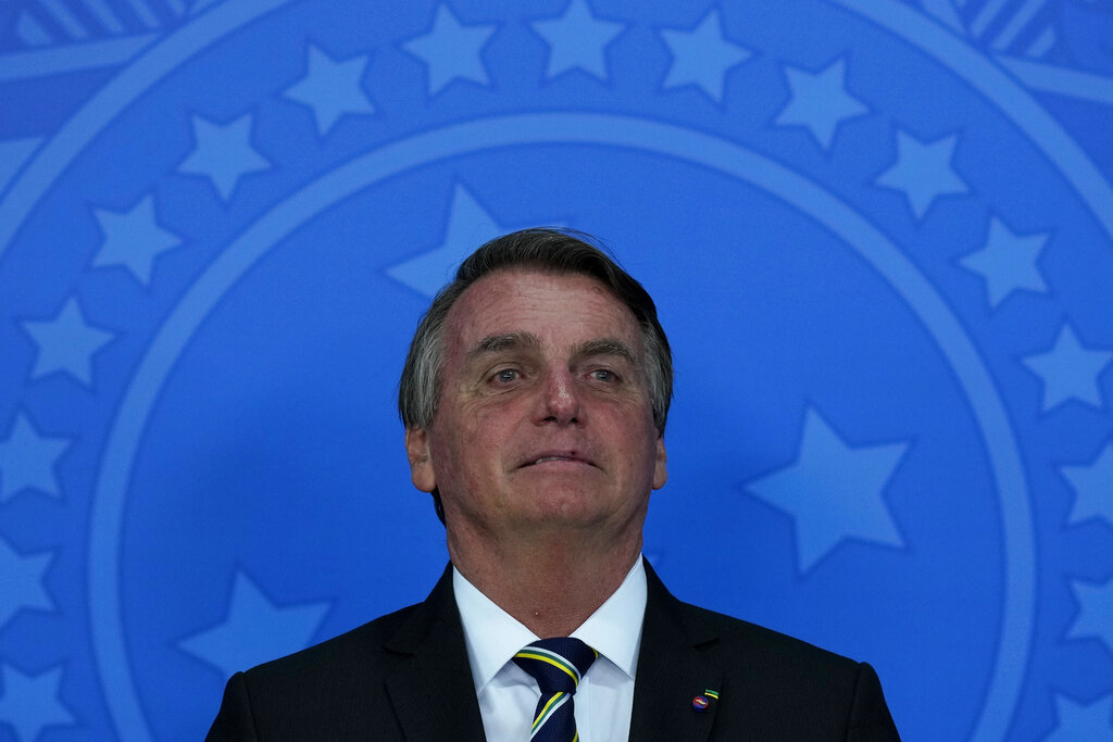 Facebook borra video de Bolsonaro donde vincula las vacunas anti-covid con el sida