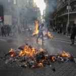 Al menos 2 muertos y 450 detenidos tras violentas protestas en Chile