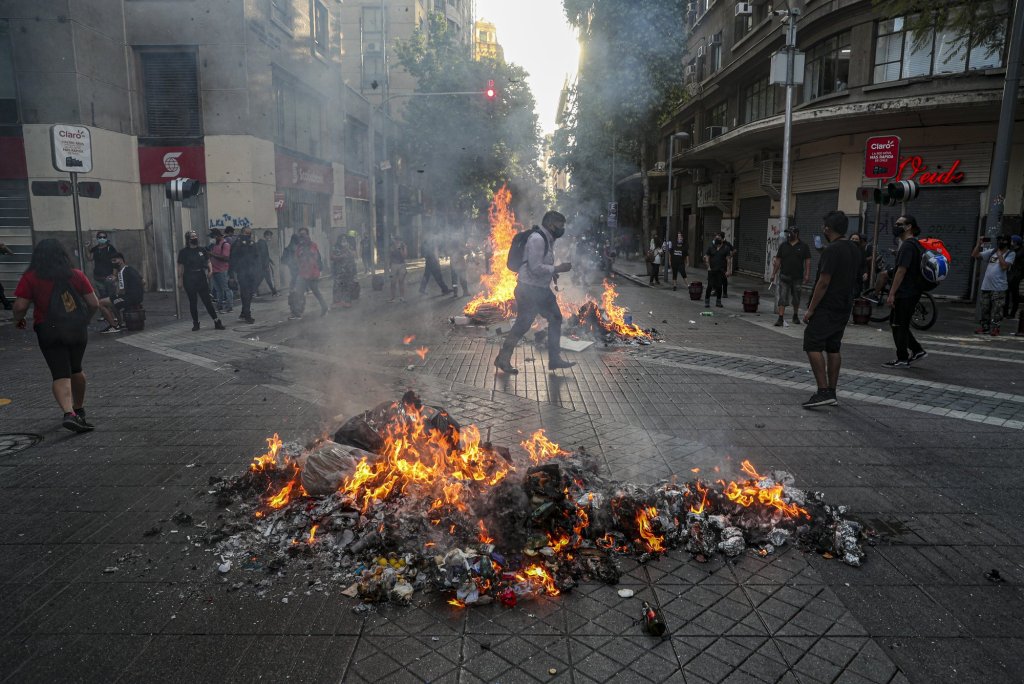 Al menos 2 muertos y 450 detenidos tras violentas protestas en Chile