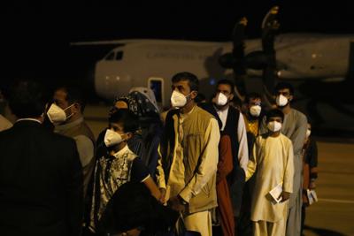 España evacuará a más trabajadores afganos y familiares