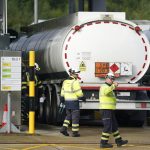 Militares británicos empiezan a repartir combustible por falta de camioneros