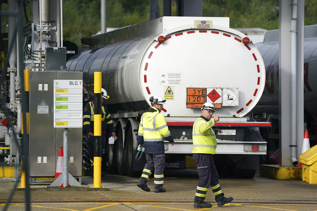 Militares británicos empiezan a repartir combustible por falta de camioneros