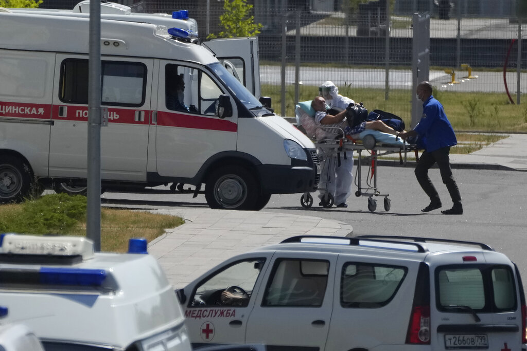 Muertes por covid-19 en Rusia baten su tercer récord en un mes