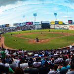 Maduro prevé permitir para diciembre un aforo del 60 % en los estadios de béisbol