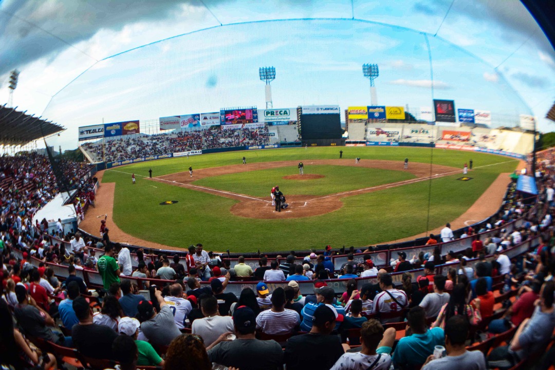 Maduro prevé permitir para diciembre un aforo del 60 % en los estadios de béisbol