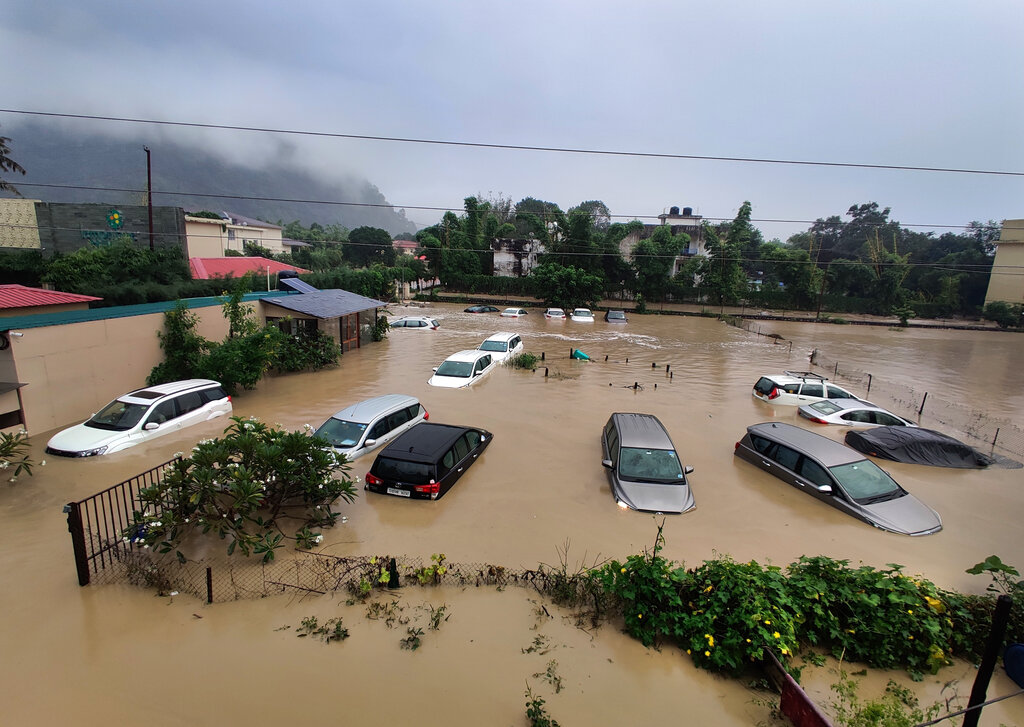 Asciende a 46 los muertos por inundaciones y deslaves en India