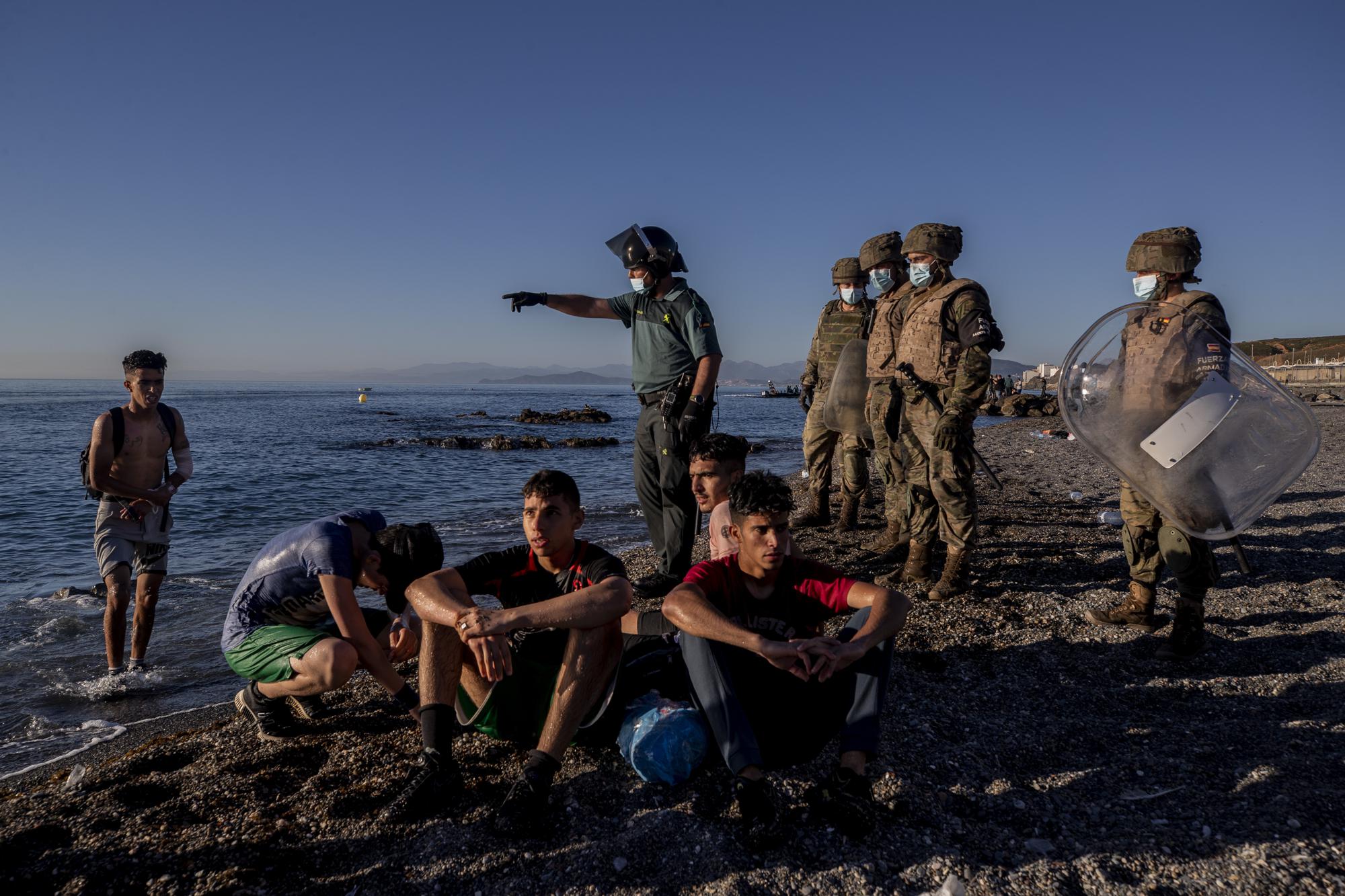 Cientos de migrantes intentan ingresar a España por la frontera de Melilla