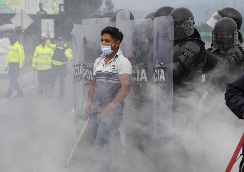 Ecuatorianos bloquean las vías en segundo día de huelga nacional