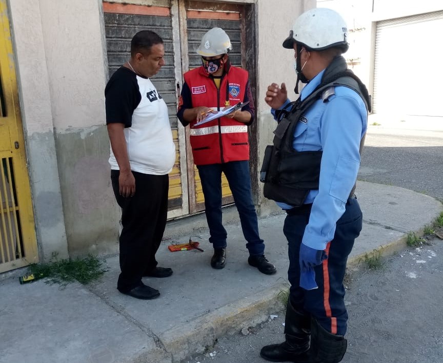 Centro de salud de obreros de la UCLa sin electricidad tras incendio de autobús