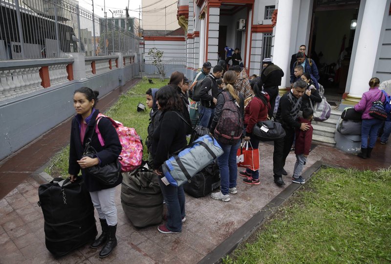 Carlos Valero exhorta a migrantes a que inviten a familiares y amigos a votar el 21-N