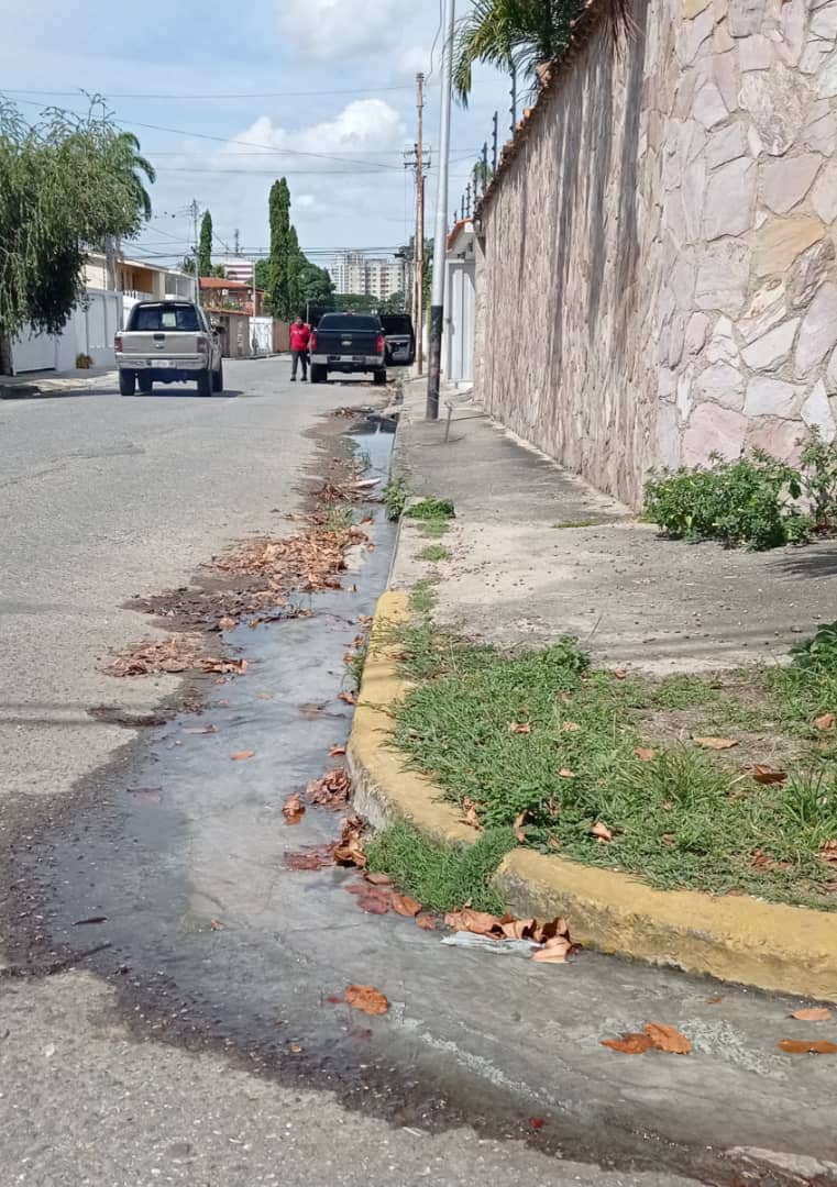 Desbordamiento de cloaca abruma a la urbanización Santa Elena Norte de Barquisimeto