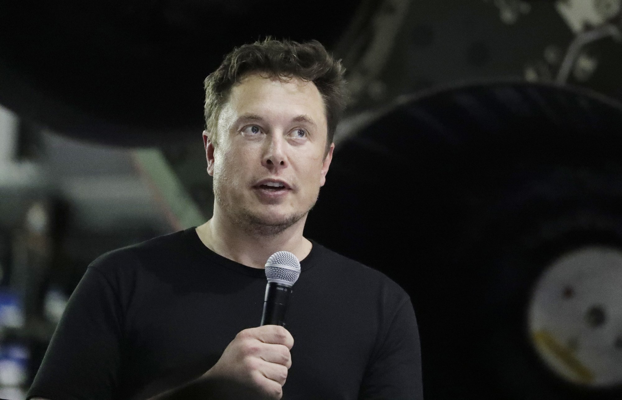 Musk propone a los usuarios de Twitter decidir sobre el 10 % de sus acciones de Tesla