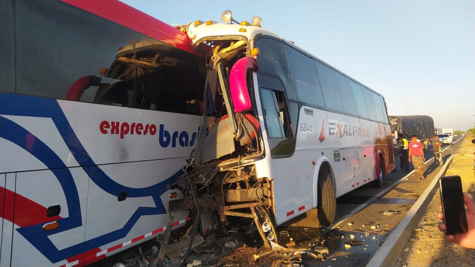 Madre e hija venezolanas perecen en choque de dos autobuses en zona fronteriza colombiana cercana al Estado Zulia