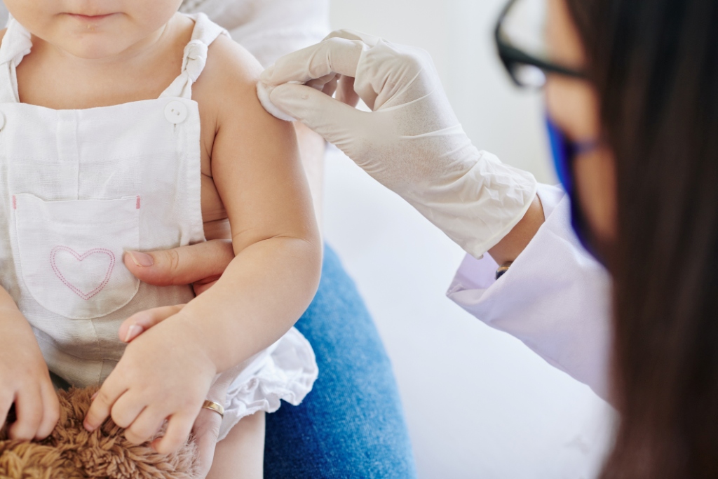 Academia de Medicina rechaza la «insistencia» en vacunar a niños desde 2 años