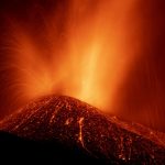 El volcán activo más grande del mundo hace erupción