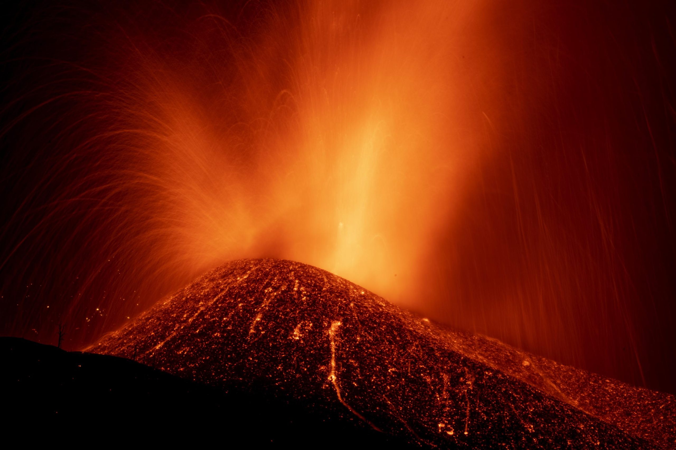 El volcán activo más grande del mundo hace erupción