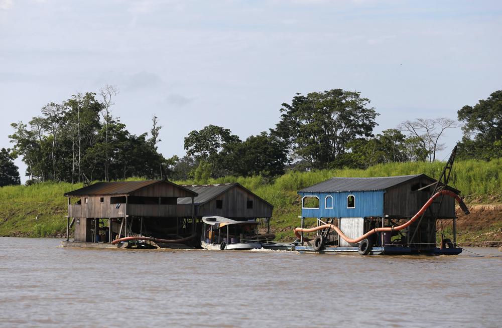 Policía incendia 60 embarcaciones de minería ilegal en la Amazonía brasileña