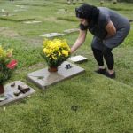 Estampan códigos QR en lugar de epitafios en cementerio de El Salvador