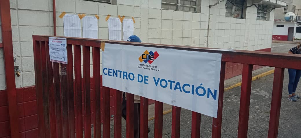 Cierran centros electorales, salvo en los que aún hay afluencia de votantes