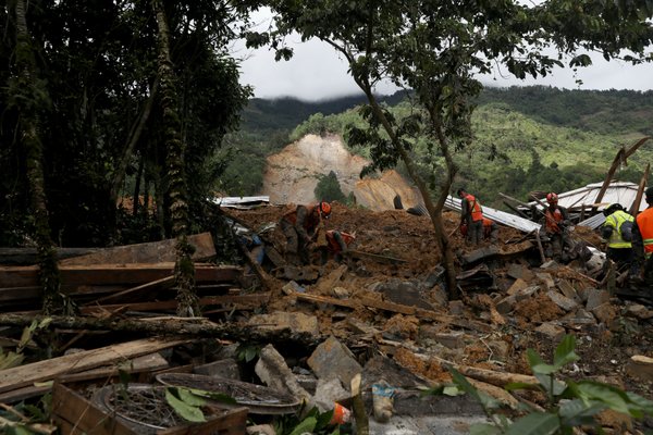 12 muertos y 10 heridos en Colombia por deslizamiento de tierra