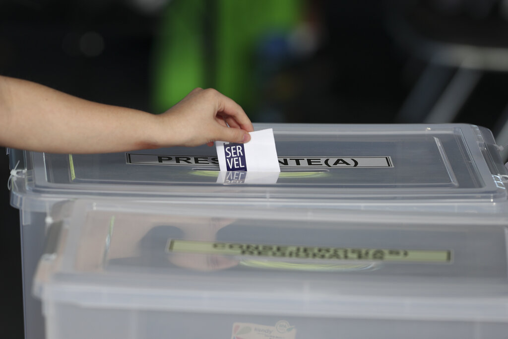 Cierran mesas de votación en Chile, tras masiva jornada electoral