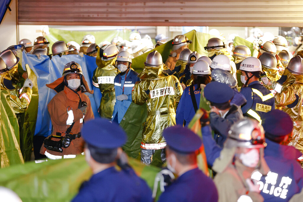 Hombre que apuñaló a 17 personas en un tren de Tokio buscaba ser condenado a muerte