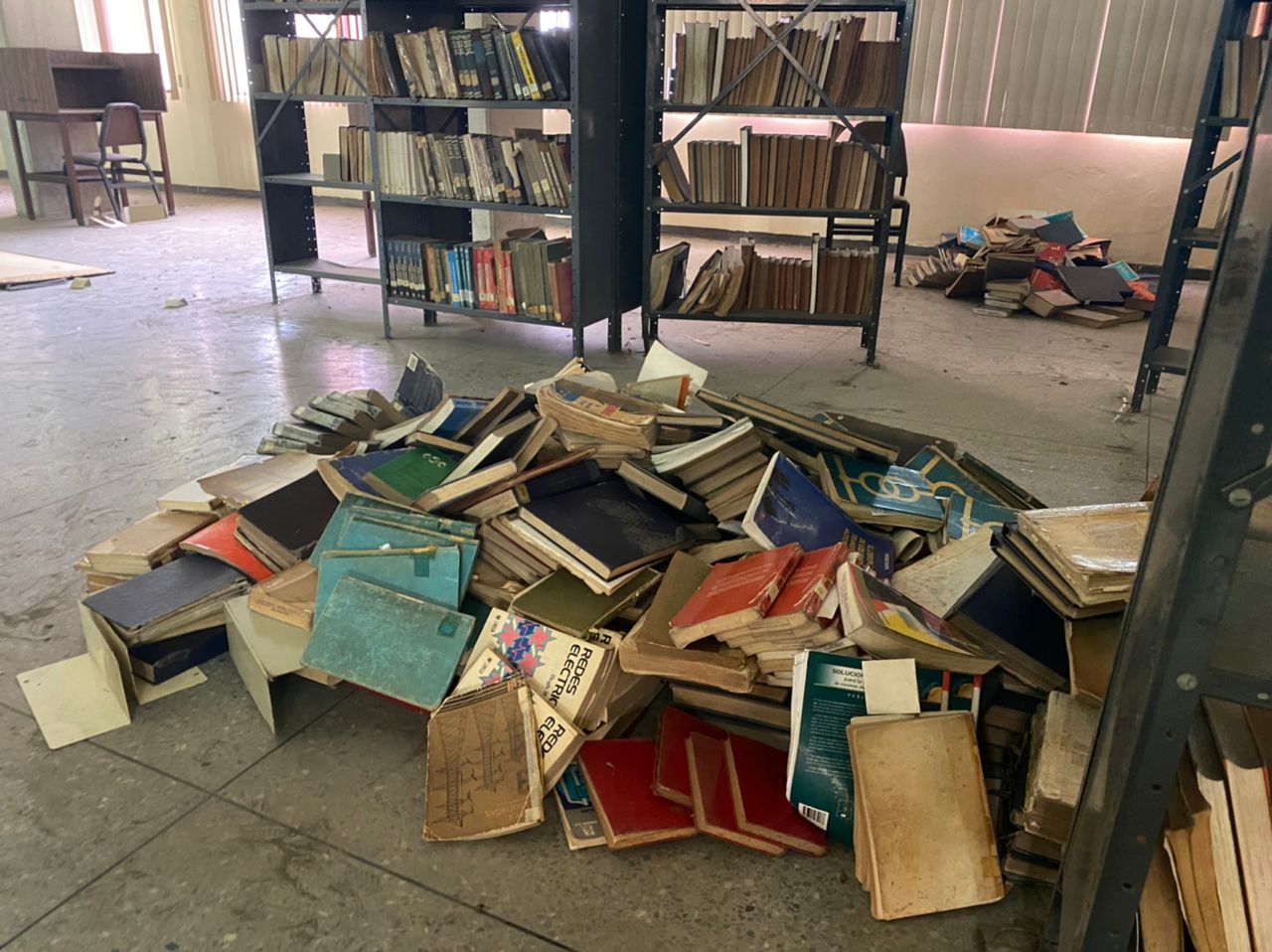 Delincuentes saquean biblioteca y causan destrozos en Unexpo de Barquisimeto