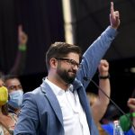 El candidato presidencial Gabriel Boric saluda a sus partidarios durante el mitin de clausura de su campaña antes de la segunda vuelta de las elecciones presidenciales en Santiago, Chile, el jueves 16 de diciembre de 2021. Foto AP