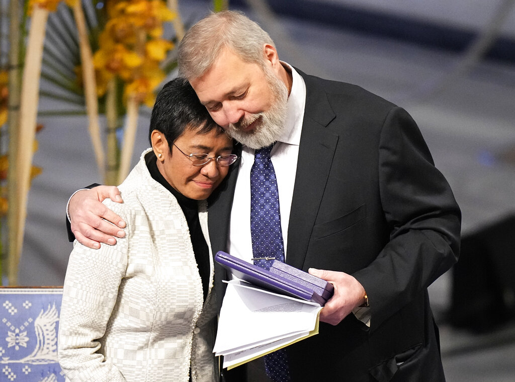 Ganadores de Nobel de la Paz piden proteger a periodistas