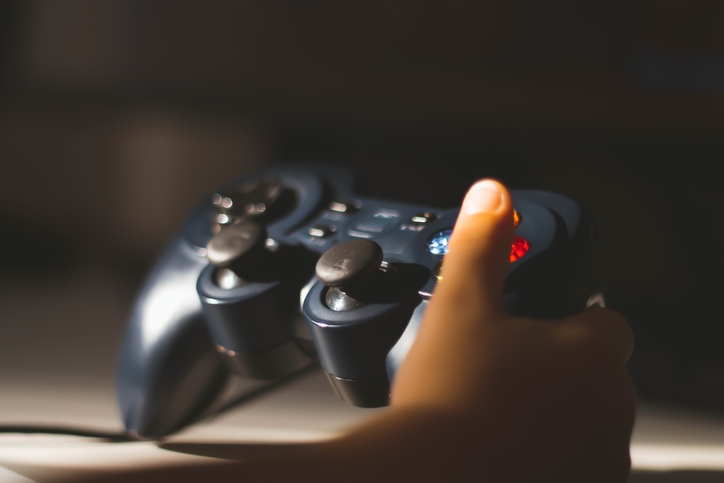 Atención padres: niños consiguen en los videojuegos la atención que no reciben en casa