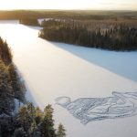 ¡Un artista! Arquitecto dibuja un zorro en lago congelado en Finlandia