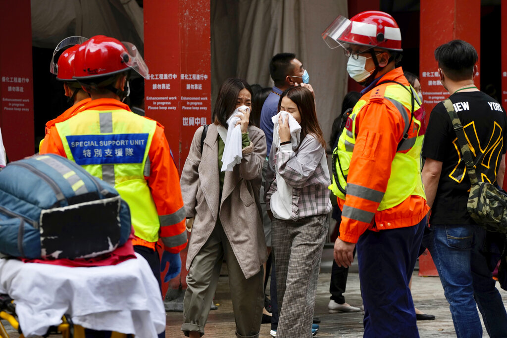 Decenas de personas atrapadas en un incendio en Hong Kong