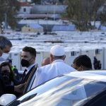 El papa visita isla griega en centro de debate migratorio