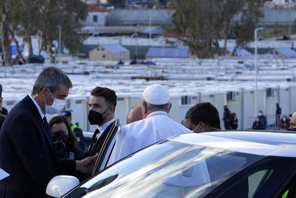 El papa visita isla griega en centro de debate migratorio