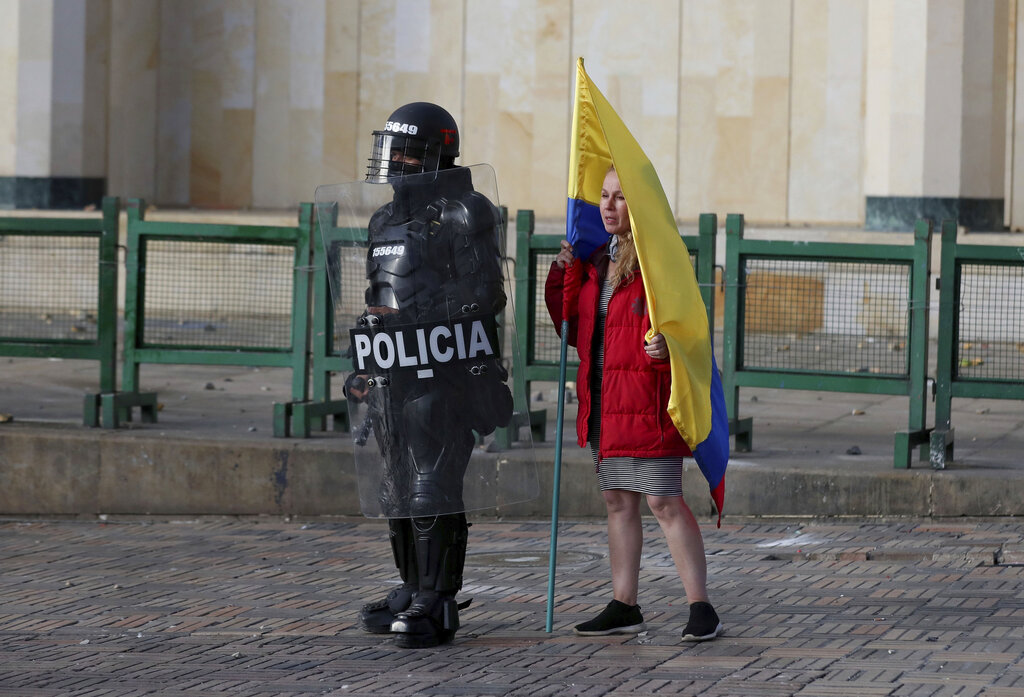 Policía colombiana estaría involucrada en la muerte de 11 personas en protesta