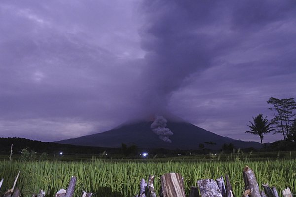 Erupción del volcán Semeru en Indonesia, deja al menos un muerto y 41 heridos