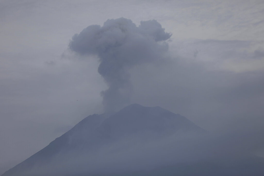 Asciende a 13 el número de muertes por erupción de volcán en Indonesia