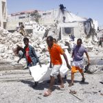 Rescatistas trasladan el cuerpo de un civil muerto en una explosión en Mogadiscio, Somalia Foto: AP