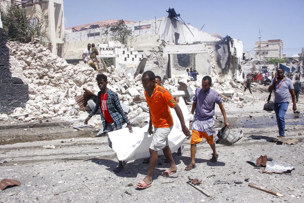 Rescatistas trasladan el cuerpo de un civil muerto en una explosión en Mogadiscio, Somalia Foto: AP