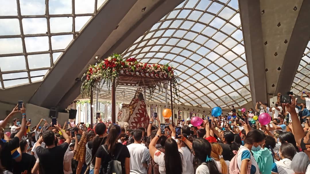 La Divina Pastora recibió el amor de la juventud barquisimetana este #16Ene